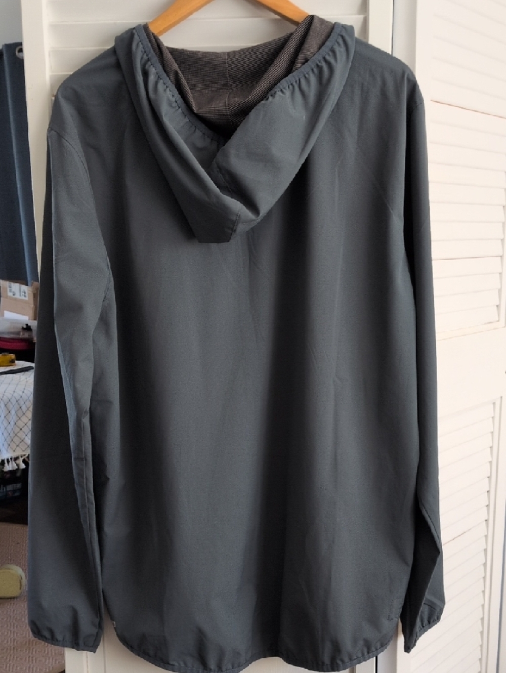 Vuori Men's Slate Gray Hooded Jacket - Picture 5 of 7